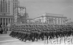 22.07.1959, Warszawa, Polska. 
Uroczyste obchody piętnastolecia PRL, przemarsz wojsk na Placu Defilad, na drugim planie trybuna honorowa, nad nią godło - Orzeł Biały, w tle fragment Pałacu Kultury i Nauku. 
Fot. Romuald Broniarek/KARTA