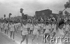 22.07.1959, Warszawa, Polska. 
Uroczyste obchody piętnastolecia PRL, dziewczęta w strojach sportowych podczas defilady sportowo-wojskowej, w tle budynki przy ulicy Marszałkowskiej.
Fot. Romuald Broniarek/KARTA