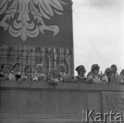 22.07.1959, Warszawa, Polska. 
Uroczyste obchody piętnastolecia PRL,  na trybunie honorowej wśród dzieci ubranych w stroje ludowe od lewej I sekretarz KC KPZR Nikita Chruszczow, I sekretarz KC PZPR Władysław Gomułka, przewodniczący Rady Państwa Aleksander Zawadzki, nad nimi fragment godła PRL. 
Fot. Romuald Broniarek/KARTA