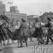 22.07.1959, Warszawa, Polska. 
Uroczyste obchody piętnastolecia PRL, występ dziecięcego zespołu folklorystycznego.
Fot. Romuald Broniarek/KARTA