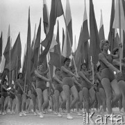 22.07.1959, Warszawa, Polska. 
Uroczyste obchody piętnastolecia PRL, defilada sportowo-wojskowa, kobiety w strojach sportowych z flagami PRL i ZSRR. 
Fot. Romuald Broniarek/KARTA