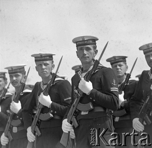 22.07.1959, Warszawa, Polska. 
Uroczyste obchody piętnastolecia PRL, żołnierze Marynarki Wojennej w czasie defilady sportowo-wojskowej. 
Fot. Romuald Broniarek/KARTA