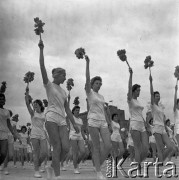 22.07.1959, Warszawa, Polska.
Uroczyste obchody piętnastolecia PRL, dziewczęta w strojach sportowych z kwiatami w dłoniach podczas defilady sportowo-wojskowej.
Fot. Romuald Broniarek/KARTA