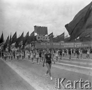 22.07.1959, Warszawa, Polska.
Uroczyste obchody piętnastolecia PRL, defilada sportowo-wojskowa, przemarsz sportowców ze sztandarami i transparentem: 