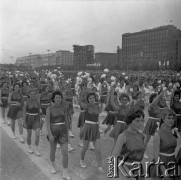 22.07.1959, Warszawa, Polska.
Uroczyste obchody piętnastolecia PRL, dziewczęta podczas defilady sportowo-wojskowej, w tle budynki przy ulicy Marszałkowskiej. 
Fot. Romuald Broniarek/KARTA