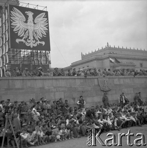 22.07.1959, Warszawa, Polska.
Uroczyste obchody piętnastolecia PRL, widok na trybunę honorową, na trybunie w białym kapeluszu  I sekretarz KC KPZR Nikita Chruszczow, następny w prawo I sekretarz KC PZPR Władysław Gomułka, nad godłem PRL stoi przewodniczący Rady Państwa Aleksander Zawadzki. Przed trybuną siedzą i stoją harcerze i dzieci w strojach ludowych. Nad trybuną godło PRL, na drugim planie fragment Pałacu Kultury i Nauki. 
Fot. Romuald Broniarek/KARTA