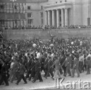 22.07.1959, Warszawa, Polska.
Plac Defilad, uroczyste obchody piętnastolecia PRL, przemarsz robotników, na drugim planie trybuna honorowa i znajdujący się przed nią obserwatorzy. Na trybunie w białym kapeluszu stoi I sekretarz KC KPZR Nikita Chruszczow, na lewo od niego premier Józef Cyrankiewicz, nad godłem PRL przewodniczący Rady Państwa Aleksander Zawadzki, w tle fragment Pałacu Kultury i Nauki.
Fot. Romuald Broniarek/KARTA