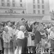 22.07.1959, Warszawa, Polska. 
Uroczyste obchody piętnastolecia PRL, parada wojskowo-sportowa, dzieci i dorośli obserwują pokaz lotniczy, w tle fragment Pałacu Kultury i Nauki.
Fot. Romuald Broniarek/KARTA