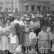 22.07.1959, Warszawa, Polska.
Uroczyste obchody piętnastolecia PRL, tłum mieszkańców stolicy oglądających defiladę.
Fot. Romuald Broniarek/KARTA