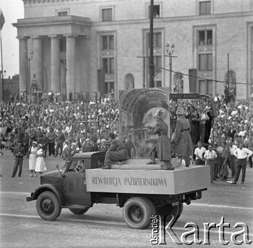 22.07.1959, Warszawa, Polska.
Plac Defilad, uroczyste obchody piętnastolecia PRL, na pierwszym planie samochód z napisem 