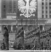 22.07.1959, Warszawa, Polska.
Plac Defilad, uroczyste obchody piętnastolecia PRL, żołnierze Ludowego Wojska Polskiego podczas defilady sportowo-wojskowej, w tle godło Polski i fragment Pałacu Kultury i Nauki.
Fot. Romuald Broniarek/KARTA