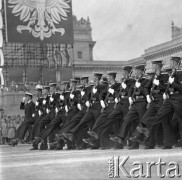 22.07.1959, Warszawa, Polska.
Plac Defilad, uroczyste obchody piętnastolecia PRL, marynarze podczas defilady sportowo-wojskowej, w tle fragment godła PRL i Pałacu Kultury i Nauki. 
Fot. Romuald Broniarek/KARTA