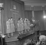 Marzec 1976, Warszawa, Polska.
XV Konkurs Piosenki Radzieckiej - stołeczne eliminacje na Festiwal Piosenki Radzieckiej w Zielonej Górze, na scenie dziewczęcy zespół wokalny.
Fot. Romuald Broniarek/KARTA