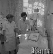 Marzec 1976, Warszawa, Polska.
Dziewczynka leżąca na szpitalnym łóżku podczas dializy, obok stoją dwie lekarki - m.in. dr med. A. Wierzbowska-Lange.
Fot. Romuald Broniarek/KARTA