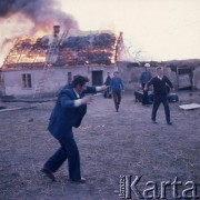 Marzec 1976, Inowrocław okolice, woj. Bydgoszcz, Polska.
Wieś w okolicach Inowrocławia, płonący dom, na podwórku stoją meble uratowane z pożaru.
Fot. Romuald Broniarek/KARTA