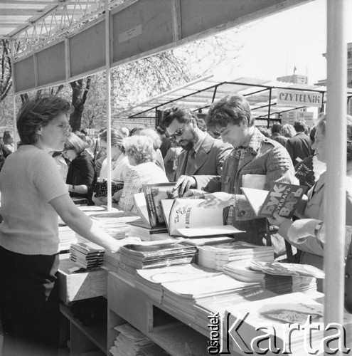 Maj 1976, Warszawa, Polska.
Kiermasz Książki przed Pałacem Kultury i Nauki, kupujący przy stoisku z radzieckimi książkami.
Fot. Romuald Broniarek/KARTA