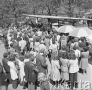 Maj 1976, Warszawa, Polska.
Kiermasz Książki przed Pałacem Kultury i Nauki, kolejka do stoiska wydawnictwa 