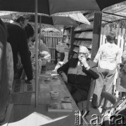 Maj 1976, Warszawa, Polska.
Kiermasz Książki przed Pałacem Kultury i Nauki, kolejka po autografy pisarzy, z prawej siedzi publicysta i pisarz Zbigniew Załuski.
Fot. Romuald Broniarek/KARTA