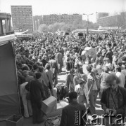 Maj 1976, Warszawa, Polska.
Kiermasz Książki przed Pałacem Kultury i Nauki, tłum ludzi między stoiskami.
Fot. Romuald Broniarek/KARTA