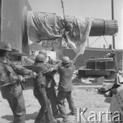 Maj 1976, Dąbrowa Górnicza, woj. Katowice, Polska.
Budowa Huty Katowice, robotnicy podczas pracy.
Fot. Romuald Broniarek/KARTA
