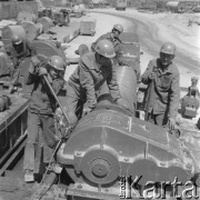 Maj 1976, Dąbrowa Górnicza, woj. Katowice, Polska.
Budowa Huty Katowice, robotnicy podczas pracy.
Fot. Romuald Broniarek/KARTA
