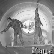 Maj 1976, Dąbrowa Górnicza, woj. Katowice, Polska.
Budowa Huty Katowice, robotnicy malujący wnętrze rury.
Fot. Romuald Broniarek/KARTA
