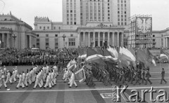 22.07.1959, Warszawa, Polska.
Uroczyste obchody piętnastolecia PRL z udziałem Nikity Chruszczowa, I sekretarza KC KPZR. Młodzież z flagami przechodzi przed trybuną honorową. W tle Pałac Kultury i Nauki.
Fot. Romuald Broniarek/KARTA