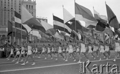 22.07.1959, Warszawa, Polska.
Uroczyste obchody piętnastolecia PRL z udziałem Nikity Chruszczowa, I sekretarza KC KPZR. Młodzież z flagami przechodzi przed trybuną honorową. W tle Pałac Kultury i Nauki.
Fot. Romuald Broniarek/KARTA