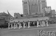 22.07.1959, Warszawa, Polska.
Uroczyste obchody piętnastolecia PRL z udziałem Nikity Chruszczowa, I sekretarza KC KPZR. Młodzież z transparentem: 