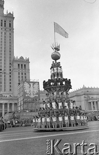 22.07.1959, Warszawa, Polska.
Uroczyste obchody piętnastolecia PRL z udziałem Nikity Chruszczowa, I sekretarza KC KPZR. Młodzież na platformie zwieńczonej kulą ziemską i flagami. W tle Pałac Kultury i Nauki.
Fot. Romuald Broniarek/KARTA