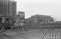 22.07.1959, Warszawa, Polska.
Uroczyste obchody piętnastolecia PRL z udziałem Nikity Chruszczowa, I sekretarza KC KPZR. Członkowie Aeroklubu przechodzą przed trybuną honorową.
Fot. Romuald Broniarek/KARTA