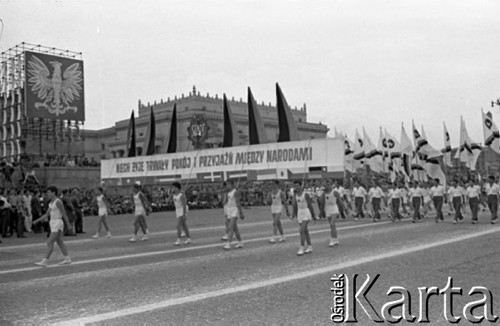 22.07.1959, Warszawa, Polska.
Uroczyste obchody piętnastolecia PRL z udziałem Nikity Chruszczowa, I sekretarza KC KPZR. Młodzież z transperentem: 