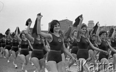 22.07.1959, Warszawa, Polska.
Uroczyste obchody piętnastolecia PRL z udziałem Nikity Chruszczowa, I sekretarza KC KPZR. Dziewczyny w strojach gimnastycznych przechodzą przed trybuną honorową.
Fot. Romuald Broniarek/KARTA