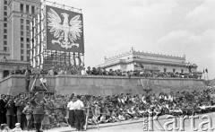 22.07.1959, Warszawa, Polska.
Uroczyste obchody piętnastolecia PRL z udziałem Nikity Chruszczowa, I sekretarza KC KPZR. Harcerze i członkowie zespołów ludowych stoją przed trybuną honorową, z lewej dwa stanowiska ekip telewizyjnych.
Fot. Romuald Broniarek/KARTA