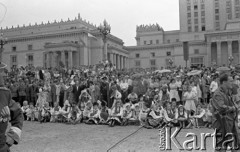 22.07.1959, Warszawa, Polska.
Uroczyste obchody piętnastolecia PRL z udziałem Nikity Chruszczowa, I sekretarza KC KPZR. Członkowie zespołów ludowych siedzą na chodniku przed Pałacem Kultury i Nauki.
Fot. Romuald Broniarek/KARTA