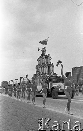 22.07.1959, Warszawa, Polska.
Uroczyste obchody piętnastolecia PRL z udziałem Nikity Chruszczowa, I sekretarza KC KPZR. Młodzież stoi na platformie jadącej na ciężarówce. Na pierwszym planie dziewczyny w strojach gimnastycznych.
Fot. Romuald Broniarek/KARTA