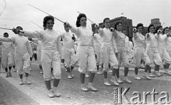 22.07.1959, Warszawa, Polska.
Uroczyste obchody piętnastolecia PRL z udziałem Nikity Chruszczowa, I sekretarza KC KPZR. Szermierze przechodzą przed trybuną honorową.
Fot. Romuald Broniarek/KARTA