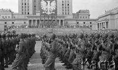 22.07.1959, Warszawa, Polska.
Uroczyste obchody piętnastolecia PRL z udziałem Nikity Chruszczowa, I sekretarza KC KPZR. Oddziały piechoty Ludowego Wojska Polskiego przechodzą przed trybuną honorową.
Fot. Romuald Broniarek/KARTA