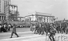 22.07.1959, Warszawa, Polska.
Uroczyste obchody piętnastolecia PRL z udziałem Nikity Chruszczowa, I sekretarza KC KPZR. Oddziały Ludowego Wojska Polskiego przechodzą ze sztandarami przed trybuną honorową.
Fot. Romuald Broniarek/KARTA