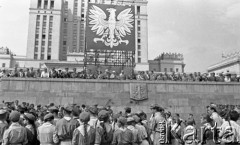 22.07.1959, Warszawa, Polska.
Uroczyste obchody piętnastolecia PRL z udziałem radzieckiej delegacji. Grupa harcerzy stoi przed trybuną honorową, na której są zgromadzeni członkowie polskiego i radzieckiego rządu, m.in. Władysław Gomułka i Nikita Chruszczow.
Fot. Romuald Broniarek/KARTA