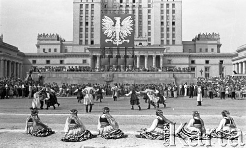 22.07.1959, Warszawa, Polska.
Uroczyste obchody piętnastolecia PRL z udziałem Nikity Chruszczowa, I sekretarza KC KPZR. Zespoły ludowe tańczą przed trybuną honorową.
Fot. Romuald Broniarek/KARTA