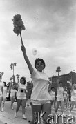 22.07.1959, Warszawa, Polska.
Uroczyste obchody piętnastolecia PRL z udziałem Nikity Chruszczowa, I sekretarza KC KPZR. Dziewczyny z kwiatami podczas defilady.
Fot. Romuald Broniarek/KARTA