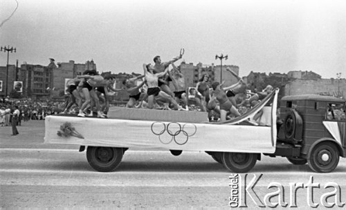 22.07.1959, Warszawa, Polska.
Uroczyste obchody piętnastolecia PRL z udziałem Nikity Chruszczowa, I sekretarza KC KPZR. Sportowcy na platformie ciężarówki - żywe obrazy.
Fot. Romuald Broniarek/KARTA