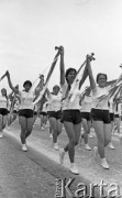 22.07.1959, Warszawa, Polska.
Uroczyste obchody piętnastolecia PRL z udziałem Nikity Chruszczowa, I sekretarza KC KPZR. Dziewczyny z biało-czerwonymi wstążkami podczas defilady.
Fot. Romuald Broniarek/KARTA