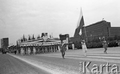 22.07.1959, Warszawa, Polska.
Uroczyste obchody piętnastolecia PRL z udziałem Nikity Chruszczowa, I sekretarza KC KPZR. Młodzież z flagami i hasłem: 