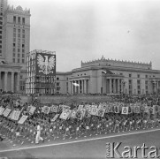 22.07.1959, Warszawa, Polska.
Uroczyste obchody piętnastolecia PRL z udziałem Nikity Chruszczowa, I sekretarza KC KPZR. Młodzież z symbolami republik radzieckich przechodzi przed trybuną honorową.
Fot. Romuald Broniarek/KARTA