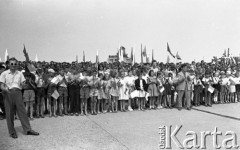 Lipiec 1959, Warszawa, Polska.
Uroczyste obchody piętnastolecia PRL. Lotnisko Okęcie - powitanie radzieckiej delegacji z Nikitą Chruszczowem na czele. Na zdjęciu grupa dzieci z chorągiewkami.
Fot. Romuald Broniarek/KARTA