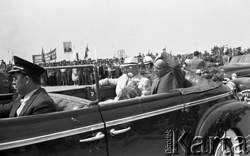 Lipiec 1959, Warszawa, Polska.
Uroczyste obchody piętnastolecia PRL. Lotnisko Okęcie - powitanie radzieckiej delegacji. W limuzynie siedzą: Władysław Gumułka i Nikita Chruszczow.
Fot. Romuald Broniarek/KARTA
