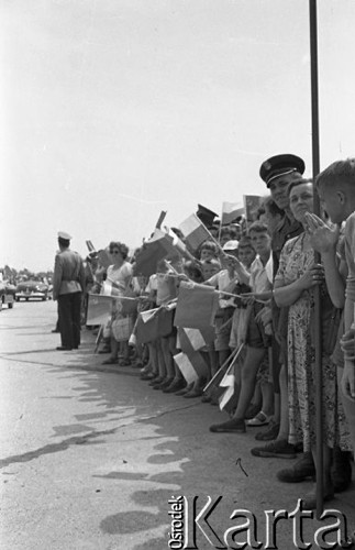 Lipiec 1959, Warszawa, Polska.
Uroczyste obchody piętnastolecia PRL. Lotnisko Okęcie - powitanie radzieckiej delegacji z Nikitą Chruszczowem na czele. Na zdjęciu tłum z chorągiewkami.
Fot. Romuald Broniarek/KARTA