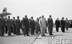 Lipiec 1959, Warszawa, Polska.
Uroczyste obchody piętnastolecia PRL. Lotnisko Okęcie - powitanie radzieckiej delegacji z Nikitą Chruszczowem na czele. Obok Chruszczowa stoi Władysław Gomułka, z tyłu m.in. Józef Cyrankiewicz i Aleksander Zawadzki.
Fot. Romuald Broniarek/KARTA